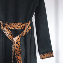 Cargar imagen en el visor de la galería, Abrigo Gamuza Print