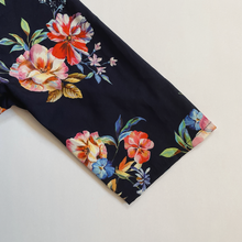 Cargar imagen en el visor de la galería, Tapado Flores Azul