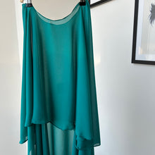 Cargar imagen en el visor de la galería, Capa Gasa Verde Esmeralda
