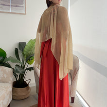 Cargar imagen en el visor de la galería, Capa Plisada Dorada
