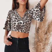 Cargar imagen en el visor de la galería, Crop Top Rita Manga Corta Cheeta
