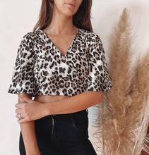 Cargar imagen en el visor de la galería, Crop Top Rita Manga Corta Cheeta
