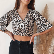 Cargar imagen en el visor de la galería, Crop Top Rita Manga Corta Cheeta
